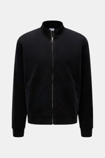 Frontale Nahaufnahme der schwarzen 04651/ A trip in a bag Sweatjacke 'IF Track' aus super softem Baumwoll-Jersey, elastisch, mit Reißverschluss, hoch schließendem Kragen, schrägen Leistentaschen und flexiblen Rippbündchen.