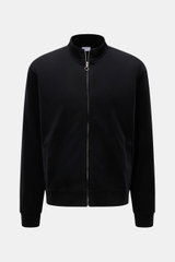 Frontale Nahaufnahme der schwarzen 04651/ A trip in a bag Sweatjacke 'IF Track' aus super softem Baumwoll-Jersey, elastisch, mit Reißverschluss, hoch schließendem Kragen, schrägen Leistentaschen und flexiblen Rippbündchen.