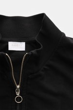 Schwarzer Kragen und Reißverschluss der 04651/ A trip in a bag Sweatjacke "IF Track" aus super softem Baumwoll-Jersey, Detailaufnahme von oben.
