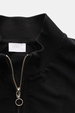Schwarzer Kragen und Reißverschluss der 04651/ A trip in a bag Sweatjacke "IF Track" aus super softem Baumwoll-Jersey, Detailaufnahme von oben.
