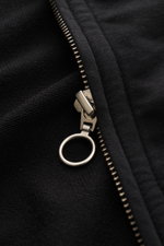 Nahaufnahme des Reißverschlusses der schwarzen 04651/ A trip in a bag Sweatjacke 'IF Track' aus super softem Baumwoll-Jersey mit elastischer Qualität.