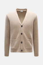 Frontansicht des 04651/ A trip in a bag Cardigan 'Hunter' taupe meliert mit V-Ausschnitt, Vier-Knopf-Leiste, aufgesetzten Taschen, grobem Strickbild, Regular Fit, Rippbündchen, weichem Griff, Mix aus Merinowolle und Microfaser.