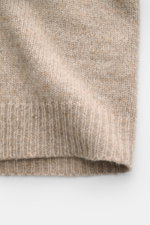 Nahaufnahme des grob gestrickten Saums mit Rippbündchen des Cardigans 04651/ A trip in a bag 'Hunter' taupe meliert, Mix aus Merinowolle und Microfaser, weicher Griff.