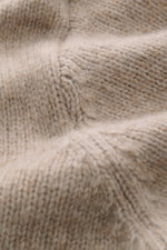 Nahaufnahme des grob gestrickten Materials von 04651/ A trip in a bag Cardigan 'Hunter' taupe meliert mit weichem Griff, Merinowolle-Microfaser-Mix.