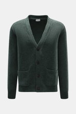 Frontansicht des 04651/ A trip in a bag Cardigan 'Hunter' dunkelgrün meliert aus Merinowolle-Microfaser-Mix mit V-Ausschnitt, Vier-Knopf-Leiste, grobem Strickbild, Regular Fit, aufgesetzten Fronttaschen und komfortablen Rippbündchen, weicher Griff.