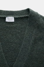 Nahaufnahme aus schräger Perspektive des 04651/ A trip in a bag Cardigan 'Hunter' dunkelgrün meliert mit grobem Strickbild, V-Ausschnitt, weichem Griff, Regular Fit, Vier-Knopf-Leiste, aufgesetzten Fronttaschen und komfortablen Rippbündchen, Mix aus Merin