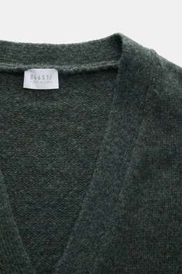 Nahaufnahme aus schräger Perspektive des 04651/ A trip in a bag Cardigan 'Hunter' dunkelgrün meliert mit grobem Strickbild, V-Ausschnitt, weichem Griff, Regular Fit, Vier-Knopf-Leiste, aufgesetzten Fronttaschen und komfortablen Rippbündchen, Mix aus Merin
