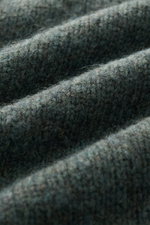 Nahaufnahme des grob gestrickten Stoffes in dunkelgrün meliert aus Merinowolle und Microfaser des 04651/ A trip in a bag Cardigan 'Hunter' mit weichem Griff.