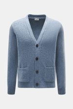 Frontansicht des 04651/ A trip in a bag Cardigans 'Hunter' rauchblau meliert mit V-Ausschnitt, Vier-Knopf-Leiste, grobem Strick und Taschen, Regular Fit.