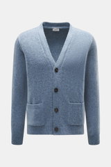 Frontansicht des 04651/ A trip in a bag Cardigans 'Hunter' rauchblau meliert mit V-Ausschnitt, Vier-Knopf-Leiste, grobem Strick und Taschen, Regular Fit.