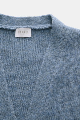 Nahaufnahme aus schräger Perspektive des 04651/ A trip in a bag Cardigan 'Hunter' rauchblau meliert mit grobem Strickbild, V-Ausschnitt, weichem Griff.