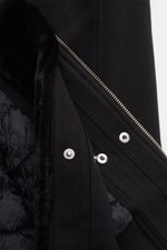 Moose Knuckles Sweatjacke 'Classic Bunny' schwarz Detailaufnahme Innenfutter mit gesteppter Struktur, abnehmbarem Faux-Fur, Reißverschluss, Druckknöpfen, Slim Fit, Kapuze mit Tunnelzug, weicher Griff, leichte Wattierung.