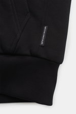 Moose Knuckles Sweatjacke "Classic Bunny" schwarz, Detailansicht des Ärmels mit Label, weicher Jersey, leichte Wattierung, Rippbündchen.