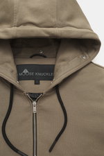 Close-up front view of the Moose Knuckles Sweat jacket 'Classic Bunny' taupe, showing the hood, zipper, and black drawstrings.

<p>Perfect for cold days: With lightweight padding and a hood with detachable faux fur lining, you will be well-equipped when i