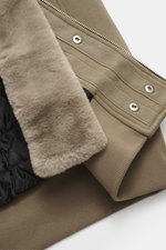 Moose Knuckles Sweatjacke 'Classic Bunny' taupe, Nahaufnahme der Kapuze mit abnehmbarem, weichem Faux-Fur-Futter, Reißverschluss und Rippbündchen, leichte Wattierung, Innenansicht fotografiert.