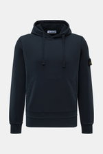 Stone Island Kapuzenpullover navy, frontal fotografiert, Sweat aus reiner Baumwolle, weicher Griff, garment dyed, Regular Fit, markante Overlock-Nähte, Kapuze mit Tunnelzug, Kompass-Badge am Ärmel, Kängurutasche, Rippbündchen.