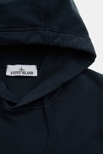 Stone Island Kapuzenpullover navy, Nahaufnahme von oben, Sweat aus reiner Baumwolle, weicher Griff, garment dyed, Overlock-Nähte, Kapuze mit Tunnelzug.