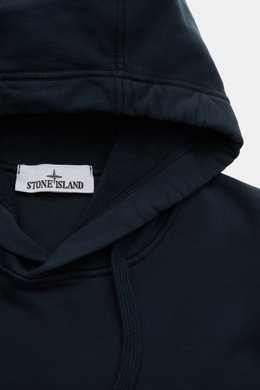 Stone Island Kapuzenpullover navy, Nahaufnahme von oben, Sweat aus reiner Baumwolle, weicher Griff, garment dyed, Overlock-Nähte, Kapuze mit Tunnelzug.