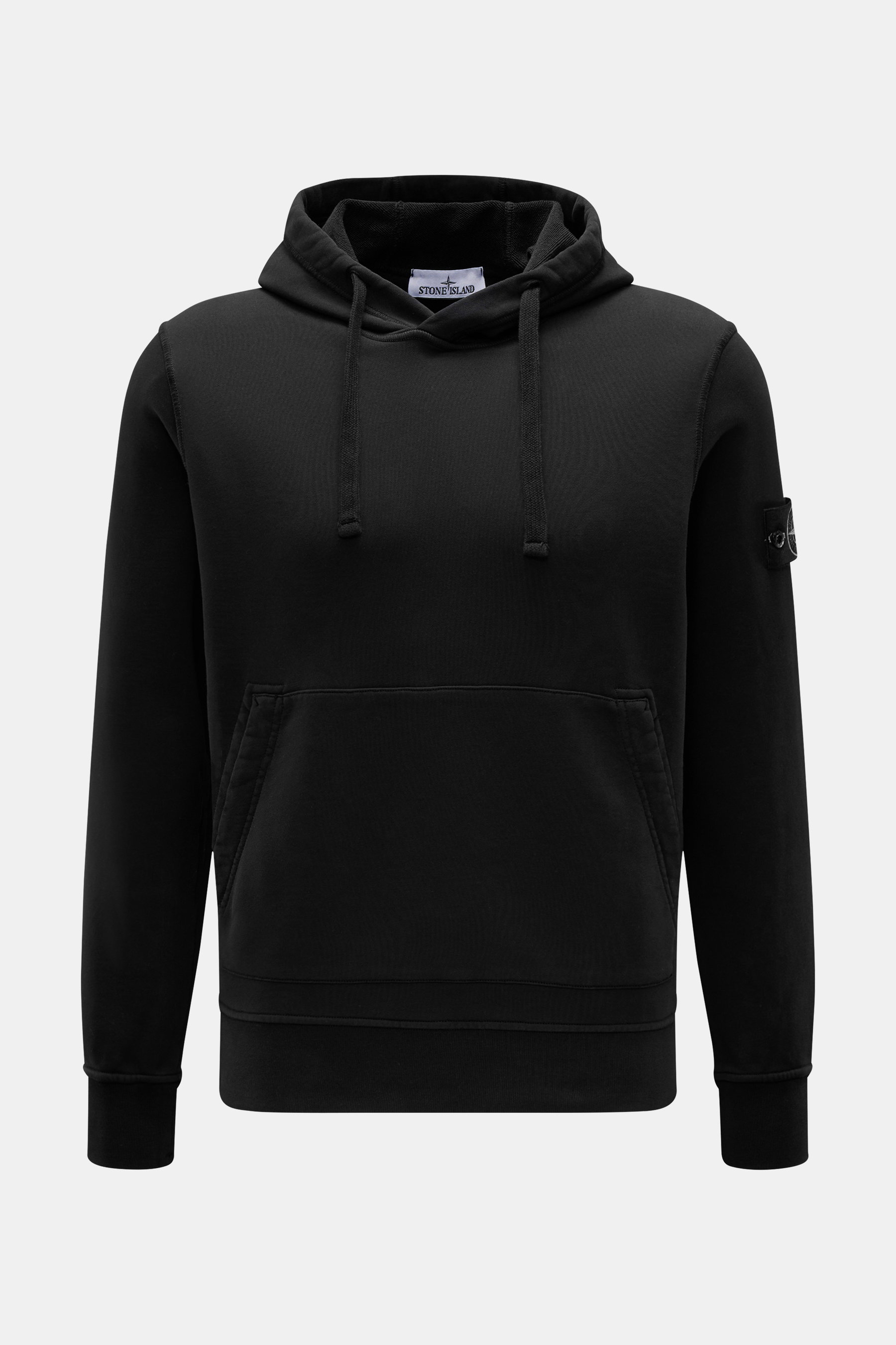 Stone Island Kapuzenpullover schwarz, frontal fotografiert, Sweat aus reiner Baumwolle, weicher Griff, garment dyed, Regular Fit, Overlock-Nähte, Kapuze mit Tunnelzug, Kompass-Badge am Ärmel, Kängurutasche, Rippbündchen.
