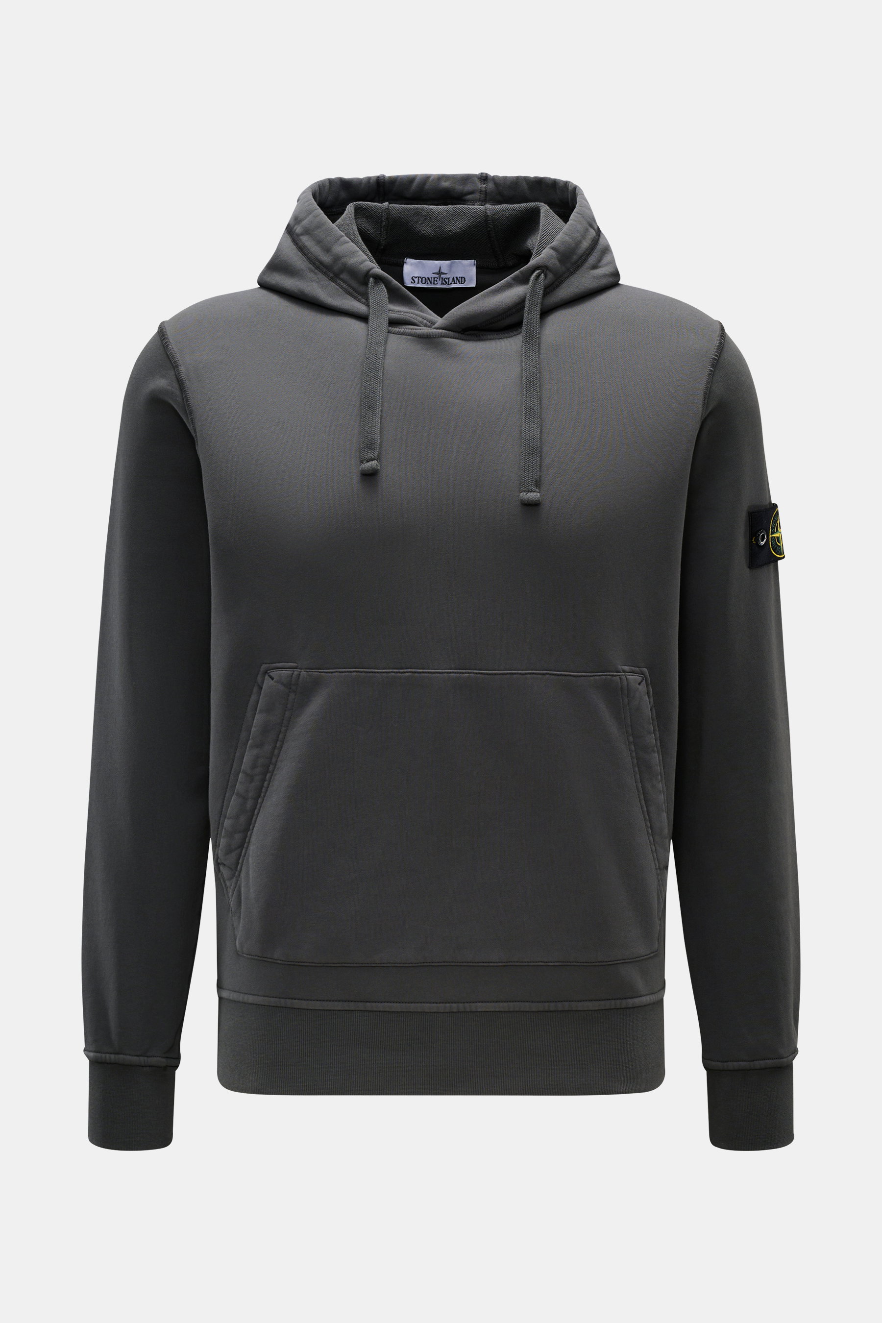 Stone Island Kapuzenpullover dunkelgrau, frontal fotografiert, Sweat aus reiner Baumwolle, weicher Griff, garment dyed, Regular Fit, markante Overlock-Nähte, Kapuze mit Tunnelzug, Kompass-Badge am Ärmel, Kängurutasche, Rippbündchen.