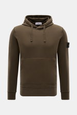 Stone Island Kapuzenpullover dark olive, frontal fotografiert, Baumwolle, weicher Griff, Kapuze mit Tunnelzug, Kängurutasche, Kompass-Badge am Ärmel.