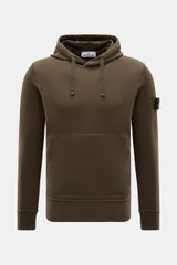 Stone Island Kapuzenpullover dark olive, frontal fotografiert, Baumwolle, weicher Griff, Kapuze mit Tunnelzug, Kängurutasche, Kompass-Badge am Ärmel.