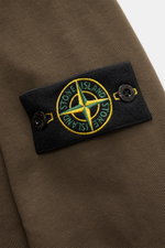 Stone Island Kapuzenpullover dark olive, Detailaufnahme Ärmel mit Kompass-Badge, Sweat aus reiner Baumwolle, garment dyed, Regular Fit.