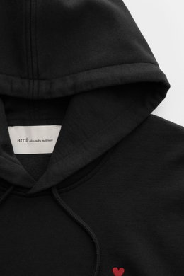 Ami Paris Kapuzenpullover schwarz, Detailaufnahme von oben, reiner Baumwoll-Sweat mit Kapuze, Tunnelzug, weichem Griff, Logo-Stitching, Regular Fit.