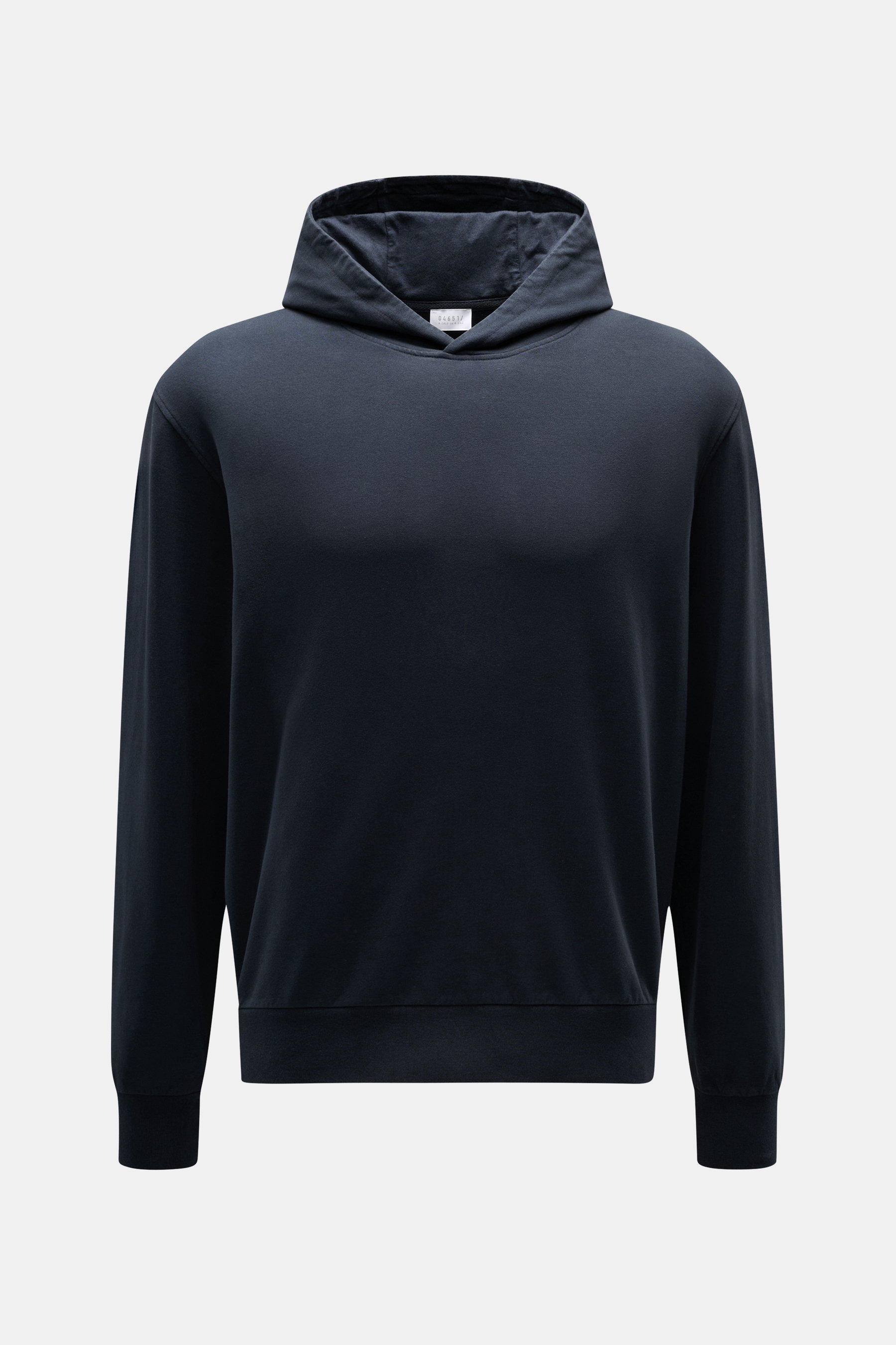 Vorderansicht des navyfarbenen 04651/ A trip in a bag Kapuzenpullover 'IF Hoodie' navy, reine Baumwolle, elastische Qualität, sehr weicher Griff, Regular Fit, praktische Kapuze, kleines Weblabel in der Seitennaht, komfortable Rippbündchen.
