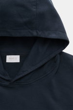 Nahaufnahme des Kapuzenbereichs aus schräger Perspektive des 04651/ A trip in a bag Kapuzenpullover 'IF Hoodie' navy, reine Baumwolle, elastische Qualität, sehr weicher Griff, Regular Fit, praktische Kapuze, kleines Weblabel in der Seitennaht, komfortable