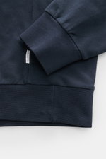 Nahaufnahme des Ärmelendes und Saums des 04651/ A trip in a bag Kapuzenpullover 'IF Hoodie' navy, reine Baumwolle, elastische Qualität, sehr weicher Griff, Regular Fit, praktische Kapuze, kleines Weblabel in der Seitennaht, komfortable Rippbündchen.