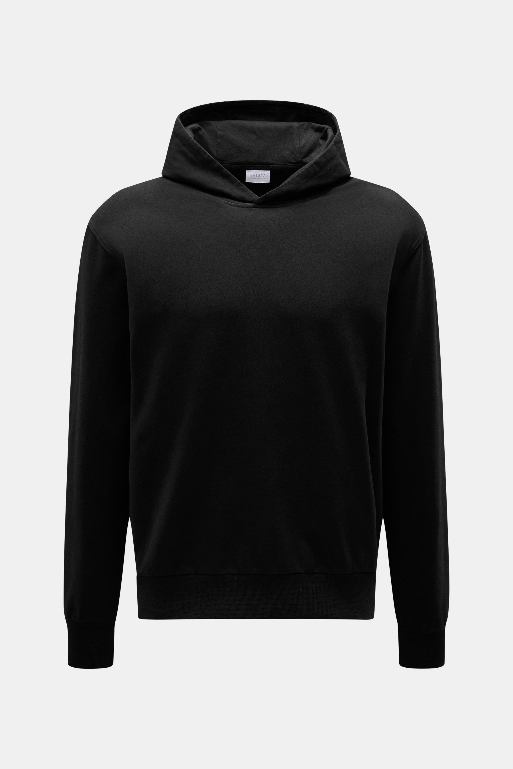 Frontale Nahaufnahme des schwarzen 04651/ A trip in a bag Kapuzenpullover 'IF Hoodie' schwarz aus reiner Baumwolle, elastischer Qualität, sehr weicher Griff, Regular Fit, mit praktischer Kapuze, kleinem Weblabel in der Seitennaht und komfortablen Rippbünd