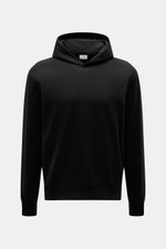 Frontale Nahaufnahme des schwarzen 04651/ A trip in a bag Kapuzenpullover 'IF Hoodie' schwarz aus reiner Baumwolle, elastischer Qualität, sehr weicher Griff, Regular Fit, mit praktischer Kapuze, kleinem Weblabel in der Seitennaht und komfortablen Rippbünd