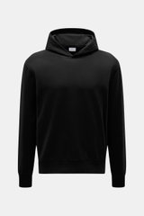 Frontale Nahaufnahme des schwarzen 04651/ A trip in a bag Kapuzenpullover 'IF Hoodie' schwarz aus reiner Baumwolle, elastischer Qualität, sehr weicher Griff, Regular Fit, mit praktischer Kapuze, kleinem Weblabel in der Seitennaht und komfortablen Rippbünd