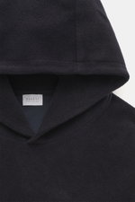 Nahaufnahme der Kapuze des navyfarbenen 04651/ A trip in a bag Kapuzenpullover 'CW Hoodie' navy, Mix aus Wolle und Baumwolle, weicher Griff, Regular Fit, praktische Kapuze, kleines Weblabel in der Seitennaht, komfortable Rippbündchen, Vorderansicht.