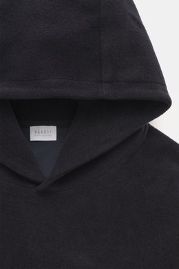 Nahaufnahme der Kapuze des navyfarbenen 04651/ A trip in a bag Kapuzenpullover 'CW Hoodie' navy, Mix aus Wolle und Baumwolle, weicher Griff, Regular Fit, praktische Kapuze, kleines Weblabel in der Seitennaht, komfortable Rippbündchen, Vorderansicht.
