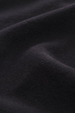 04651/ A trip in a bag Kapuzenpullover 'CW Hoodie' navy, Nahaufnahme Stoffstruktur, Mix aus Wolle und Baumwolle, weicher Griff, Regular Fit, praktische Kapuze, kleines Weblabel, komfortable Rippbündchen, Detailfoto.