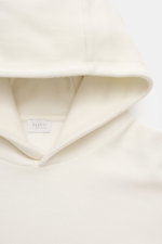 Nahaufnahme von der Kapuze des cremefarbenen 04651/ A trip in a bag Kapuzenpullover 'CW Hoodie' aus Wolle und Baumwolle, weicher Griff, Regular Fit, praktische Kapuze, kleines Weblabel in der Seitennaht, komfortable Rippbündchen.