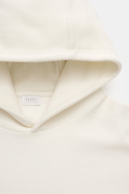 Nahaufnahme von der Kapuze des cremefarbenen 04651/ A trip in a bag Kapuzenpullover 'CW Hoodie' aus Wolle und Baumwolle, weicher Griff, Regular Fit, praktische Kapuze, kleines Weblabel in der Seitennaht, komfortable Rippbündchen.