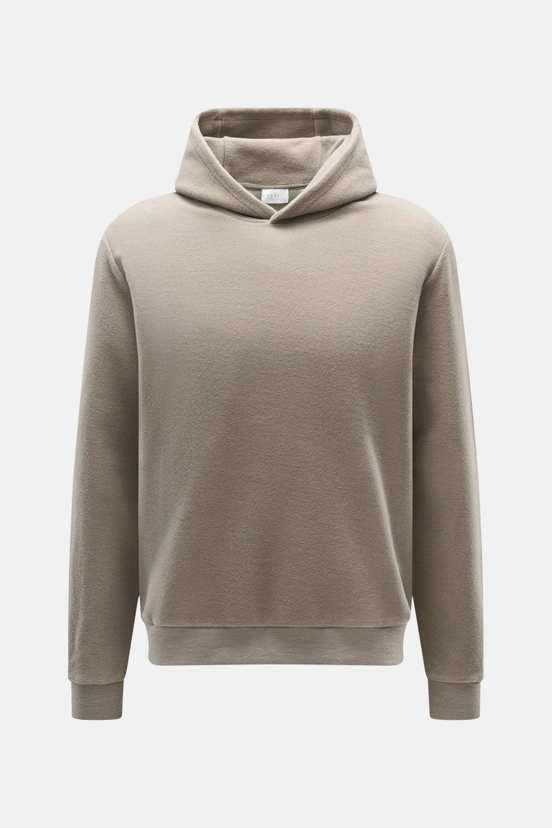 Frontale Nahaufnahme des taupefarbenen 04651/ A trip in a bag Kapuzenpullover 'CW Hoodie' mit praktischer Kapuze, Regular Fit, weichem Griff, Mix aus Wolle und Baumwolle, kleinem Weblabel in der Seitennaht und komfortablen Rippbündchen.