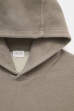 Nahe Aufnahme von der Kapuze des 04651/ A trip in a bag Kapuzenpullover 'CW Hoodie' taupe, Mix aus Wolle und Baumwolle, weicher Griff, Regular Fit, praktische Kapuze, kleines Weblabel in Seitennaht, komfortable Rippbündchen.