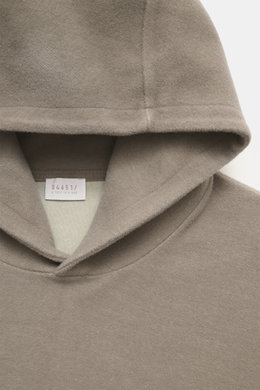 Nahe Aufnahme von der Kapuze des 04651/ A trip in a bag Kapuzenpullover 'CW Hoodie' taupe, Mix aus Wolle und Baumwolle, weicher Griff, Regular Fit, praktische Kapuze, kleines Weblabel in Seitennaht, komfortable Rippbündchen.