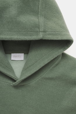 Nahaufnahme des Kapuzenbereichs von 04651/ A trip in a bag Kapuzenpullover 'CW Hoodie' salbei, Mix aus Wolle und Baumwolle, weicher Griff, Regular Fit, praktische Kapuze, kleines Weblabel in der Seitennaht, komfortable Rippbündchen, fotografiert von oben.