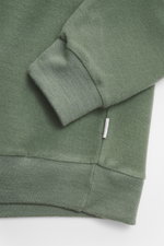 Nahaufnahme von Ärmel und Bund des 04651/ A trip in a bag Kapuzenpullover 'CW Hoodie' salbei, Regular Fit, Mix aus Wolle und Baumwolle, weicher Griff, praktische Kapuze, kleines Weblabel in Seitennaht, komfortable Rippbündchen.