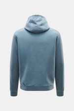 Rückansicht des 04651/ A trip in a bag Kapuzenpullover 'CW Hoodie' rauchblau aus Wolle-Baumwoll-Mix, Regular Fit, mit Kapuze, Rippbündchen, Weblabel.