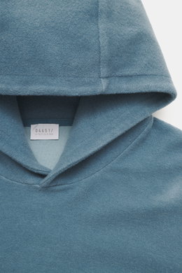 Nahaufnahme von der Kapuze des 04651/ A trip in a bag Kapuzenpullover 'CW Hoodie' rauchblau, Mix aus Wolle und Baumwolle, weicher Griff, Regular Fit, praktische Kapuze, kleines Weblabel in der Seitennaht, komfortable Rippbündchen.