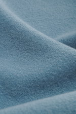 Nahaufnahme des Materials vom 04651/ A trip in a bag Kapuzenpullover 'CW Hoodie' rauchblau, Mix aus Wolle und Baumwolle, weicher Griff.