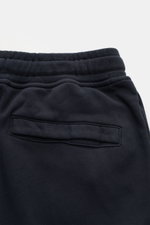 Nahaufnahme der Gesäßtasche mit Druckknopf und elastischem Bund der Stone Island Cargo-Sweathose 'Felpa' navy aus weicher Baumwolle.