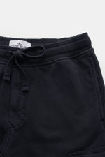 Stone Island Cargo-Sweathose 'Felpa' navy, Nahaufnahme von Bund mit Tunnelzug, Reißverschluss-Eingrifftasche, Cargo-Tasche und weichem Baumwollstoff.