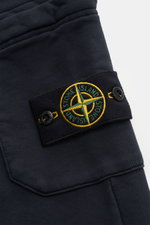 Stone Island Cargo-Sweathose 'Felpa' navy im Detail von nah, zeigt Cargo-Tasche mit Kompass-Badge, reine Baumwolle, elastischer Bund, Rippbündchen.